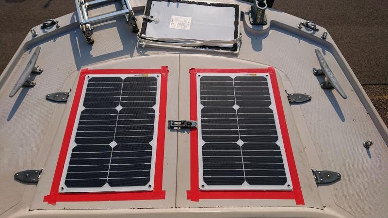 Sunbeam 20W paneler monteras på akterluckor
