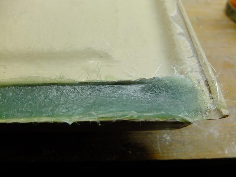 Grovfyllt med glasfibermatta och polyester