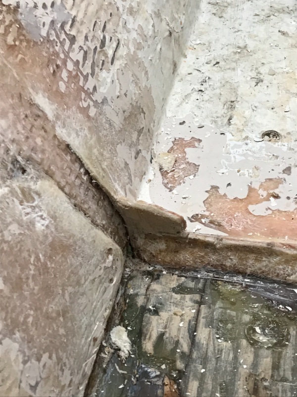 Här ser man hur bottenstockarna var fastplastade mot skrovet