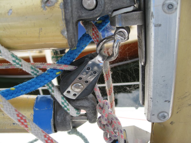 Skiss över bomfäste på äldre Proctor-mast (droppformad sektion)