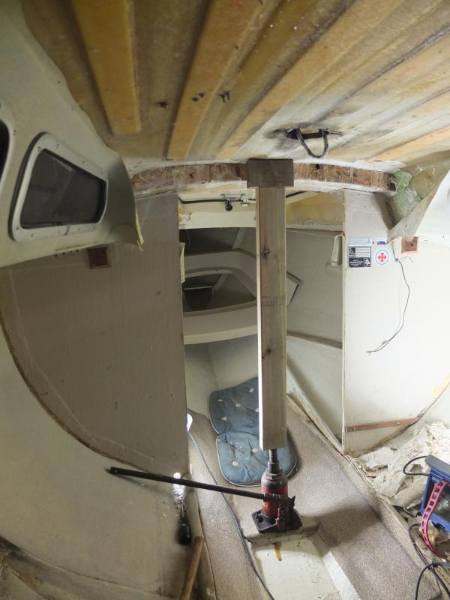 Domkraft lyfter taket